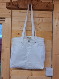 Recycled White Denim. Floral Cotton Lining. 4 functional jeans pockets. 1 internal pocket. Sturdy denim handles. Dimensions: 37cm x 45cm. Handle Length: 82 cm